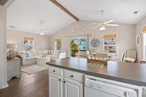 Interior - Rockin Robin - OBX beach retreat 3/min to beach (Kill Devil Hills)