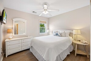3 bedrooms, iron/ironing board, free WiFi, bed sheets - Rockin Robin - OBX beach retreat 3/min to beach (Kill Devil Hills)