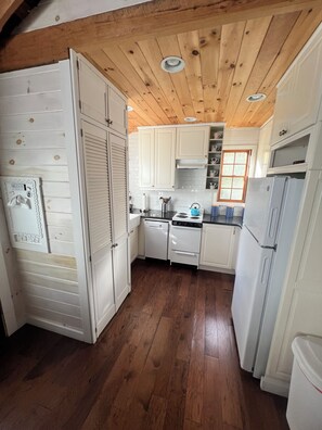 Fridge, microwave, oven, stovetop - Quaint cottage in Orleans, 2 bedrooms, upper deck, 2 miles to Nauset beach. (Orleans)
