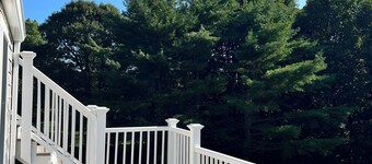 Quaint cottage in Orleans, 2 bedrooms, upper deck, 2 miles to Nauset beach.