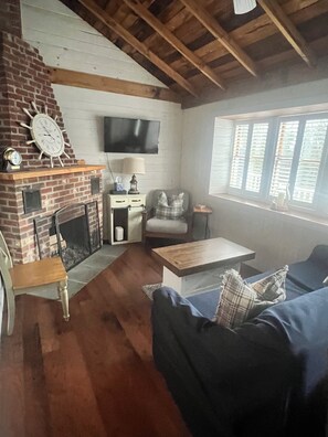 Smart TV - Quaint cottage in Orleans, 2 bedrooms, upper deck, 2 miles to Nauset beach. (Orleans)