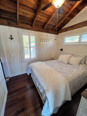 2 bedrooms, iron/ironing board, free WiFi - Quaint cottage in Orleans, 2 bedrooms, upper deck, 2 miles to Nauset beach. (Orleans)