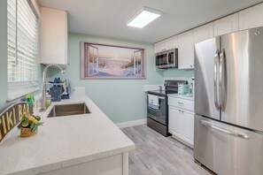Fridge, microwave, oven, stovetop -  Media room gateway, Sarasota gem home, 10min from 
Siesta Key (Sarasota)