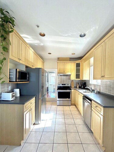 Spacious and Bright Unit in Central Vancouver Close to Downtown and YVR