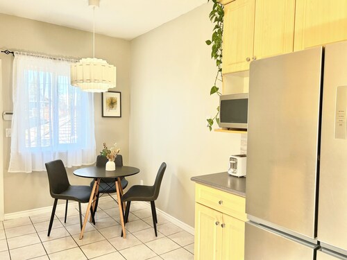 Bright and Spacious Unit in Central Vancouver Close to Downtown and YVR