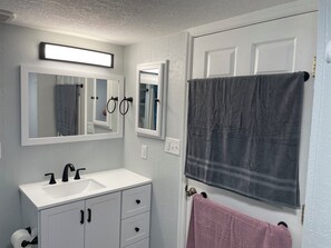 Bathroom - Cozy 2-bedroom cottage in beautiful Bushnell with AC (Bushnell)