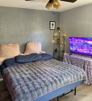 Room - Cozy 2-bedroom cottage in beautiful Bushnell with AC (Bushnell)