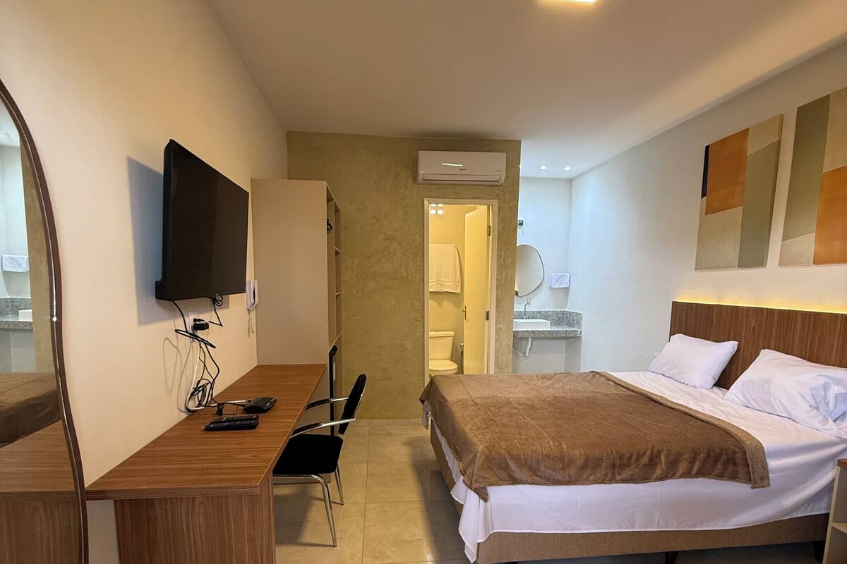 Select Comfort 床、办公桌、笔记本电脑工作区、免费 WiFi