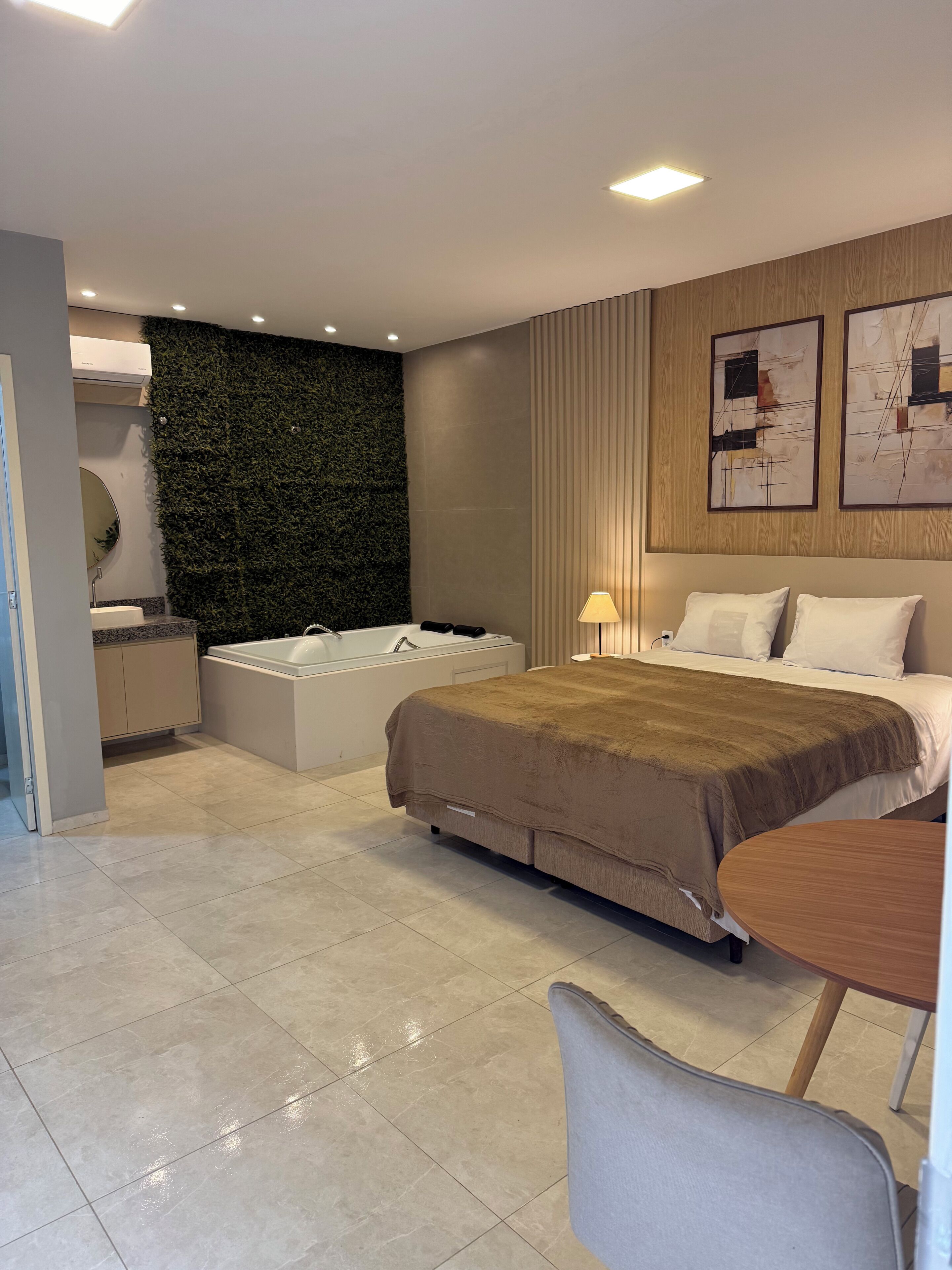 MASTER SUITE WITH WHIRLPOOL | 客房設施服務