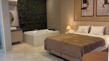 MASTER SUITE WITH WHIRLPOOL | 客房設施服務