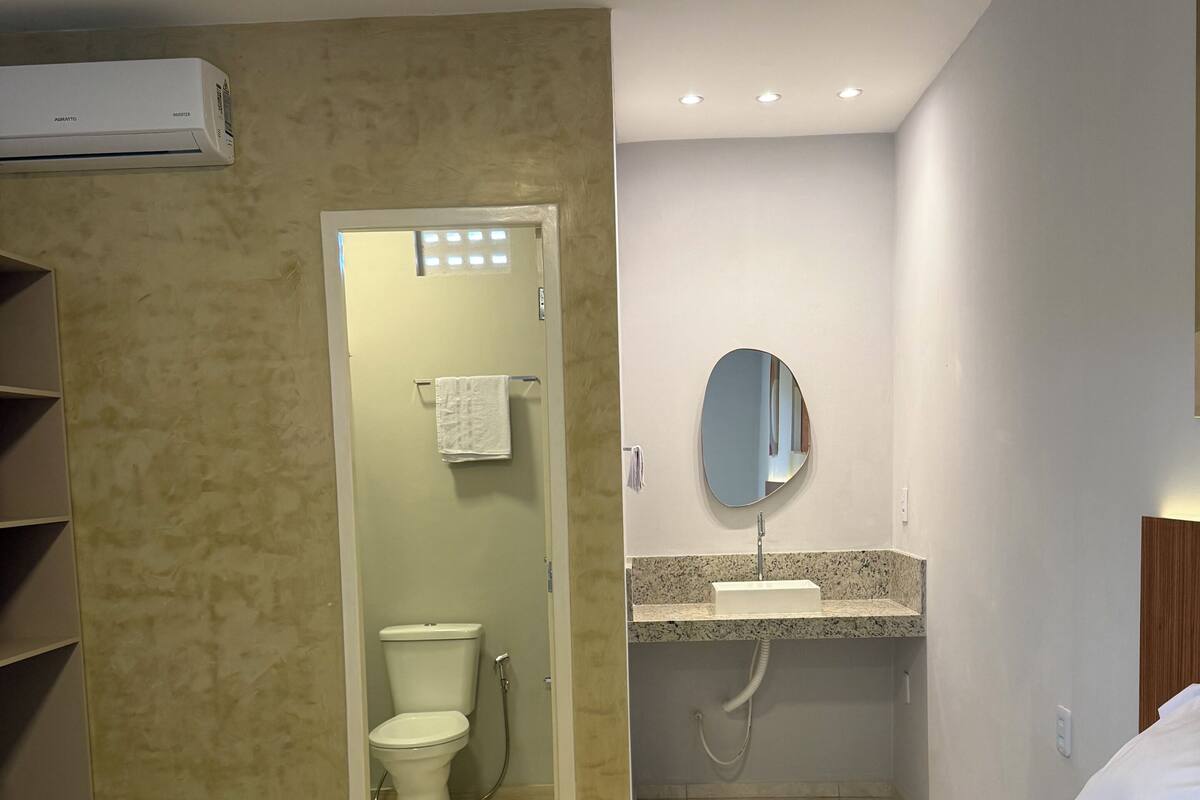 Select Comfort 床、办公桌、笔记本电脑工作区、免费 WiFi