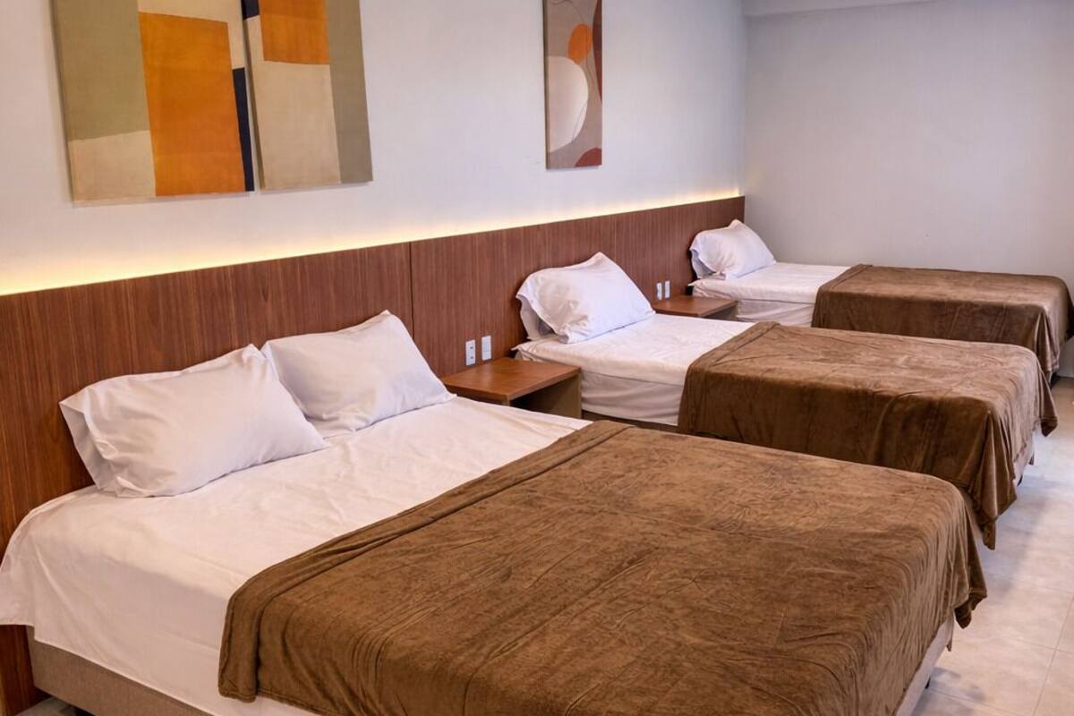 Select Comfort 床、办公桌、笔记本电脑工作区、免费 WiFi