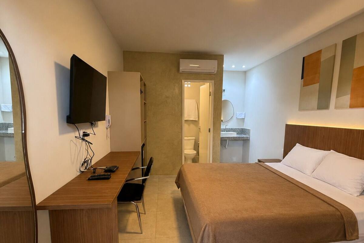 Select Comfort 床、办公桌、笔记本电脑工作区、免费 WiFi