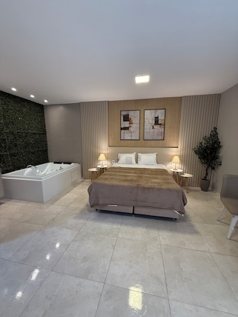 MASTER SUITE WITH WHIRLPOOL. Exclusive Hotel