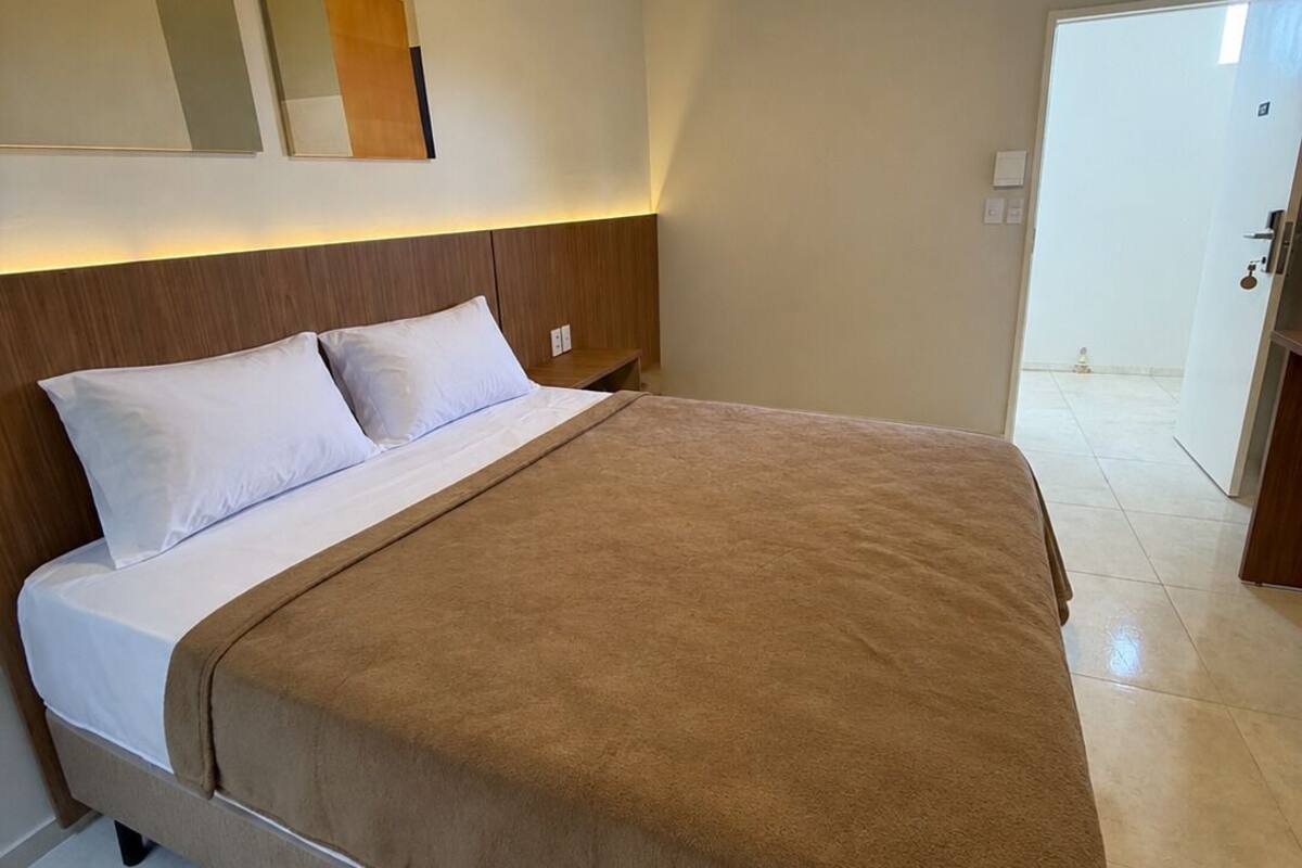 舒适双人房或双床房 | Select Comfort 床、办公桌、笔记本电脑工作区、免费 WiFi