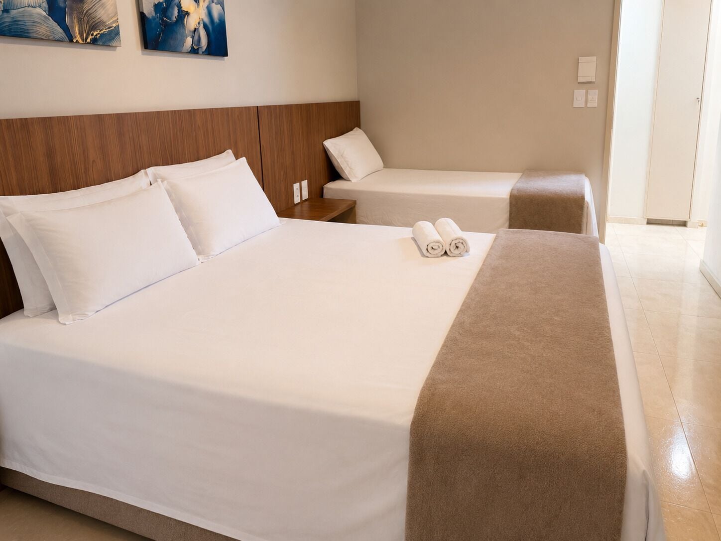PREMIUM TRIPLE SUITE | Camas Select Comfort, escrivaninha, espaço de trabalho para notebook