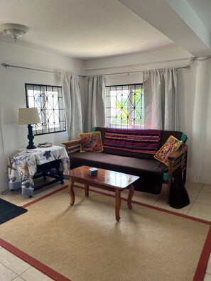 TV - Cozy beachfront suite, roomy and fully equipped for a fantastic vacation. (Hopkins)