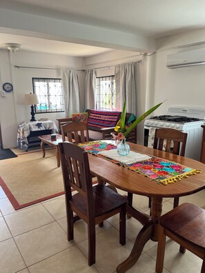 Dining - Cozy beachfront suite, roomy and fully equipped for a fantastic vacation. (Hopkins)