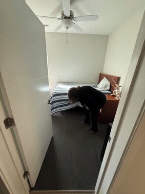 Tabla de planchar con plancha, wifi y ropa de cama 