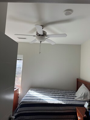 Iron/ironing board, WiFi, bed sheets - Spacious 4-BR Apt w/AC in Kansas City on the KC Ride line near Crown Ctr Plaza (Kansas City)