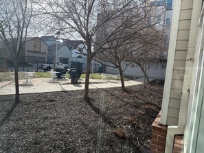 Outdoor dining - Spacious 4-BR Apt w/AC in Kansas City on the KC Ride line near Crown Ctr Plaza (Kansas City)