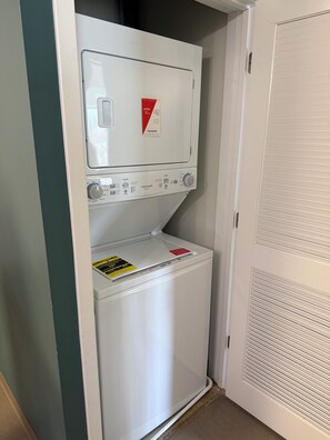 Interior - Spacious 4-BR Apt w/AC in Kansas City on the KC Ride line near Crown Ctr Plaza (Kansas City)
