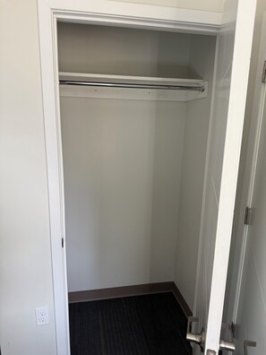 Interior - Spacious 4-BR Apt w/AC in Kansas City on the KC Ride line near Crown Ctr Plaza (Kansas City)