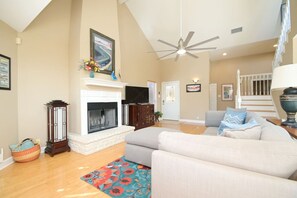 Living area - Views! Near Lake - Hot tub - King Mstr w/ Balcony (Canyon Lake)