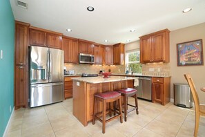 Private kitchen - Views! Near Lake - Hot tub - King Mstr w/ Balcony (Canyon Lake)