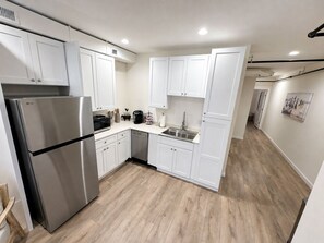 Refrigerador, microondas, lavavajillas y cafetera y tetera 