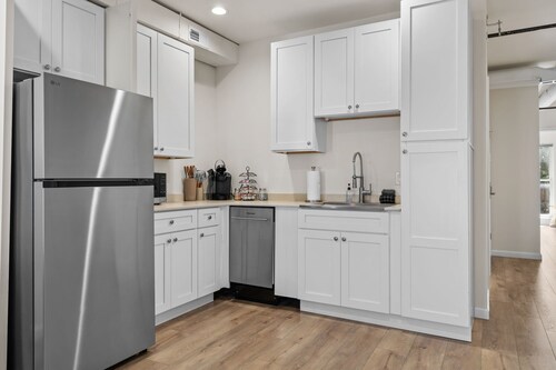 Historic Main Street St. Charles - 2BR
