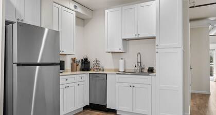 Historic Main Street St. Charles - 2BR