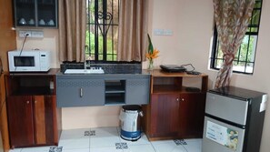Fridge, microwave, stovetop, electric kettle - Peaceful island hideaway with modern comfort close to beaches, dining and nature (Castries)