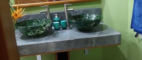 Bidet, serviettes fournies, savon, papier toilette
