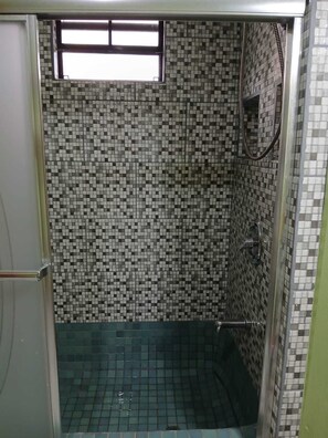 Bidet, serviettes fournies, savon, papier toilette