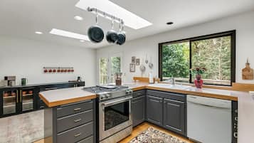 Fridge, oven, stovetop, dishwasher