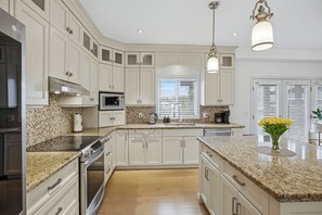 Fridge, microwave, oven, stovetop - Upscale 3 Bedroom Welland Retreat with Parking (Welland)