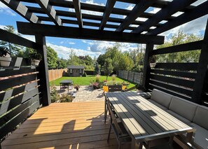 Outdoor dining - Upscale 3 Bedroom Welland Retreat with Parking (Welland)
