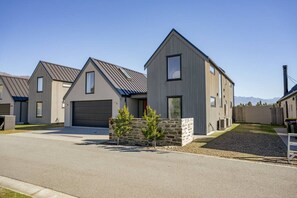 Exterior - Miharo Mountain Haven | Mountain Views & Outdoor Fire (Wānaka)