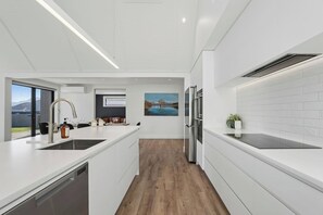 Fridge, oven, stovetop, dishwasher - Miharo Mountain Haven | Mountain Views & Outdoor Fire (Wānaka)
