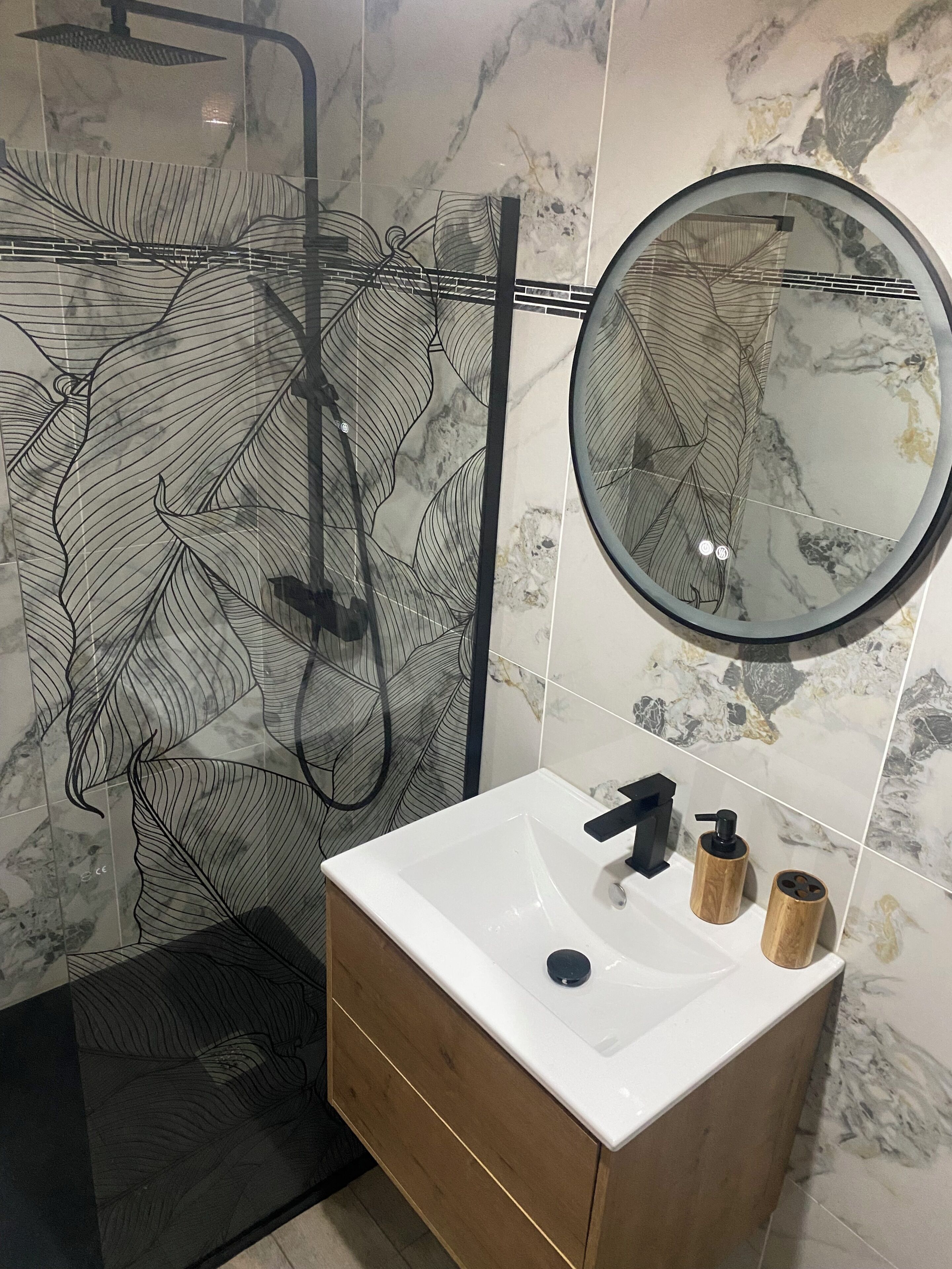 Sèche-cheveux, serviettes fournies, savon, papier toilette