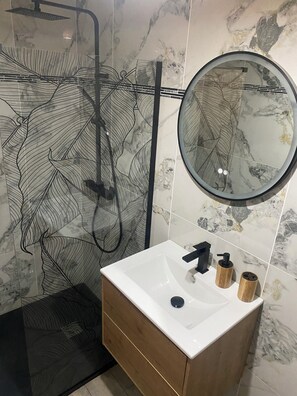 Een haardroger, handdoeken, zeep, toiletpapier