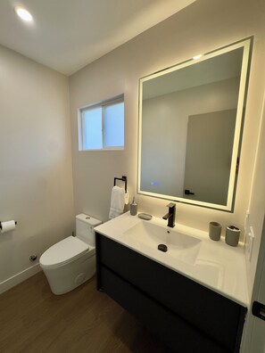 Bathroom - 3BR Open Concept, Newly Renovated, Fully Furnished, Work-Ready, Quiet Area (Los Angeles)