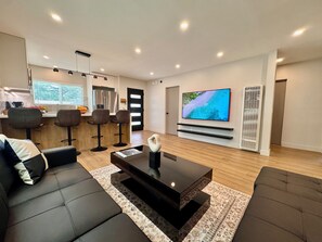 Living area - 3BR Open Concept, Newly Renovated, Fully Furnished, Work-Ready, Quiet Area (Los Angeles)