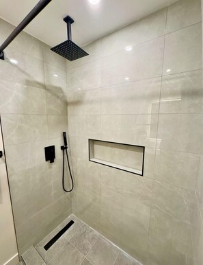 Hair dryer, towels, soap, toilet paper - 3-Bed, 4-Bath Modern Home - Open Concept, Fully Remodeled & Brand-New Furnished (Los Angeles)