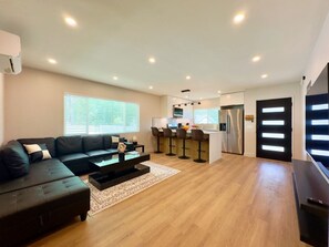 Living area - 3-Bed, 4-Bath Modern Home - Open Concept, Fully Remodeled & Brand-New Furnished (Los Angeles)