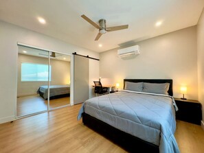 Room - 3-Bed, 4-Bath Modern Home - Open Concept, Fully Remodeled & Brand-New Furnished (Los Angeles)