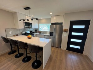 Private kitchen - 3BR Open Concept, Newly Renovated, Fully Furnished, Work-Ready, Quiet Area (Los Angeles)