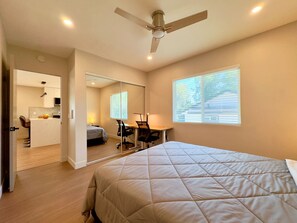 3 bedrooms, desk, iron/ironing board, free WiFi - 3-Bed, 4-Bath Modern Home - Open Concept, Fully Remodeled & Brand-New Furnished (Los Angeles)