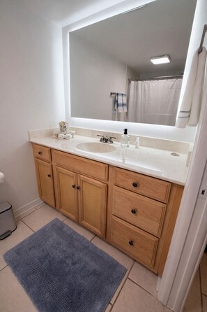 Bathroom - Beachside condo, golf view, walk to private beach (Fort Pierce)